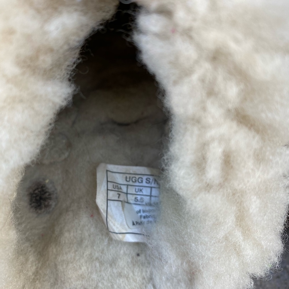 (932) UGG Slippers - Picture 5 of 8
